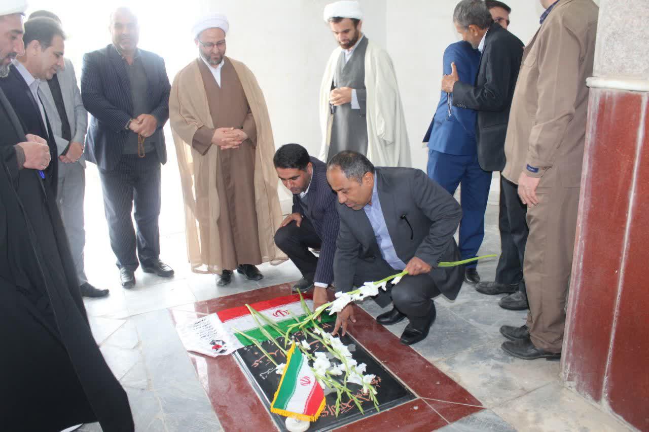 گزارش تصویری از نواختن زنگ انقلاب وغبارروبی گلزار شهدا ء در باشت