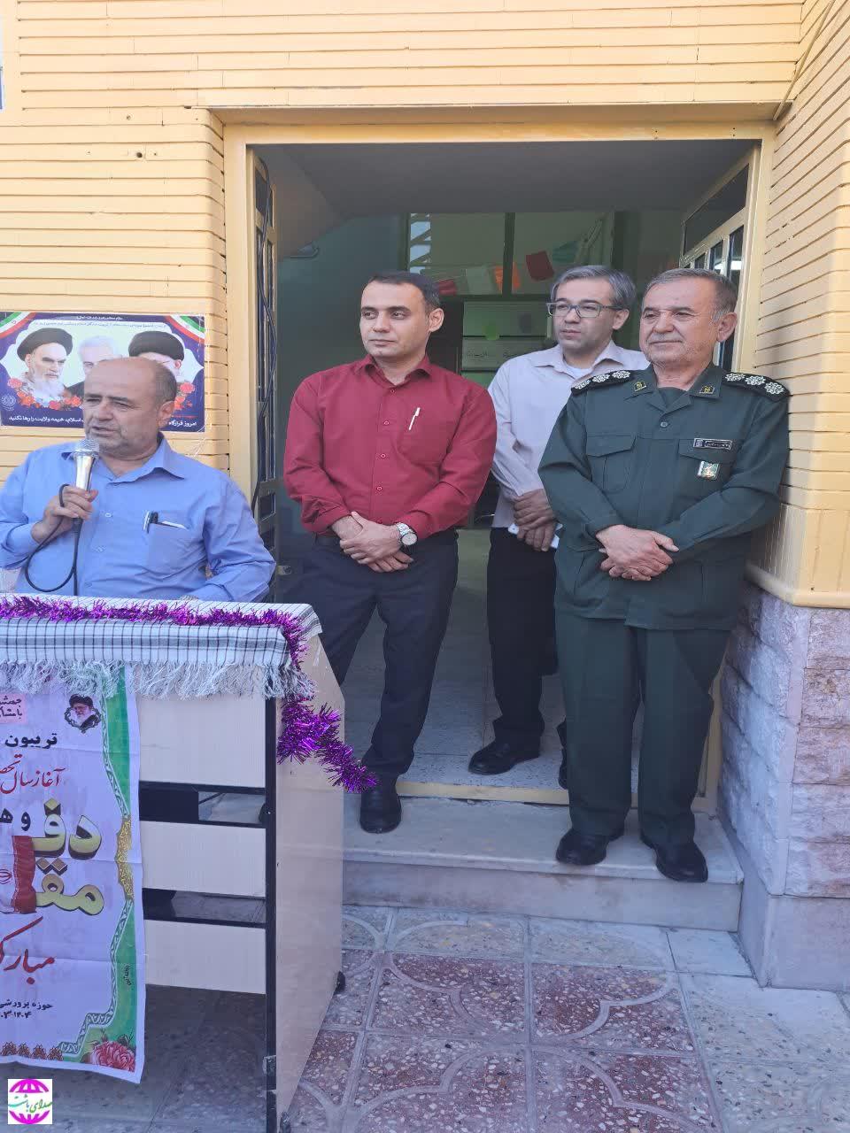 آیین آغاز سال تحصیلی با گرامیداشت هفته دفاع مقدس دردبیرستان پسرانه غیره دولتی شهید شهریاری گچساران برگزار شد
