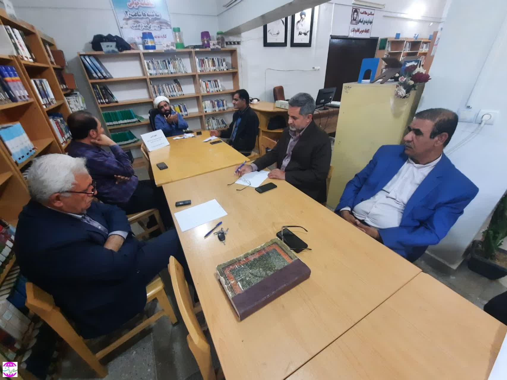 به مناسبت فرارسیدن هفته کتاب و کتابخوانی؛  مسئول دفتر نمایندگی ولی فقیه سپاه ناحیه باشت با مسئول کتابخانه های باشت دیدار کرد