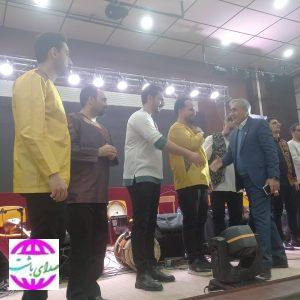 تقدیر مدیرعامل نفت گچساران از گروه موسیقی سماعیان در جشن بزرگ‌ دهه فجر