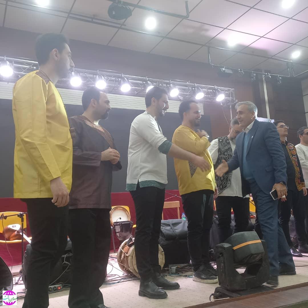 تقدیر مدیرعامل نفت گچساران از گروه موسیقی سماعیان در جشن بزرگ‌ دهه فجر