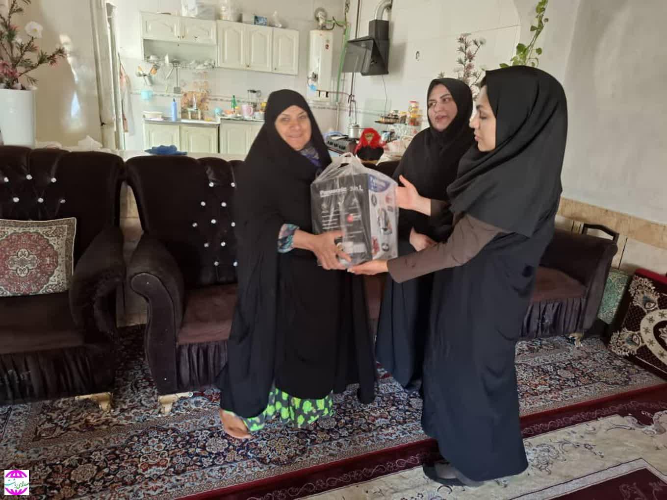 دیدار رئیس بهزیستی باشت با خانواده شهدا به مناسبت دهه فجر انقلاب اسلامی
