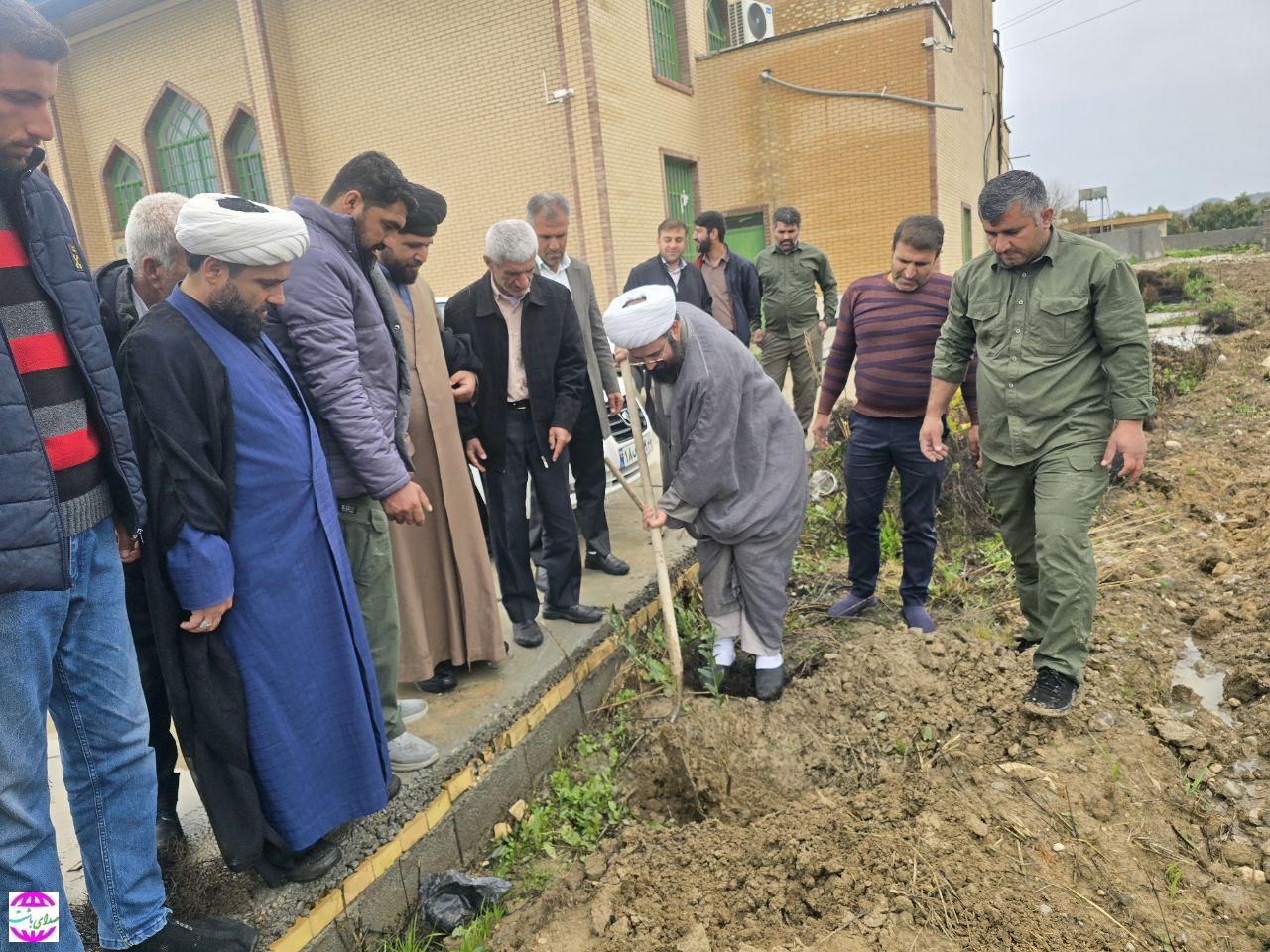 کاشت نهال در مصلی نماز جمعه باشت به مناسبت روز درختکاری