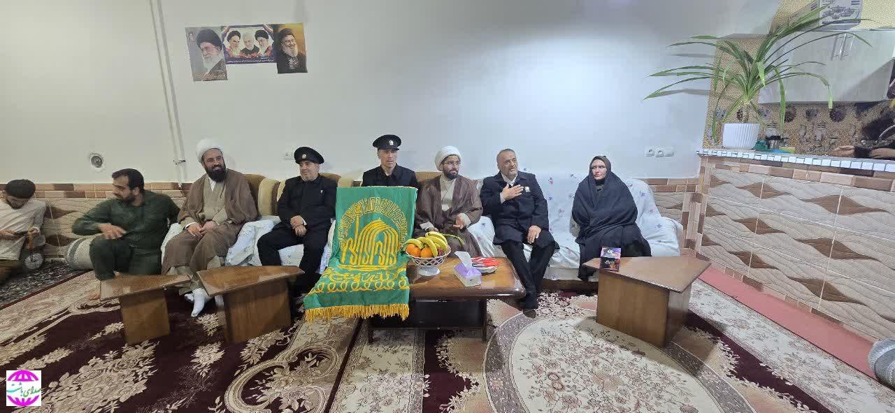 گزارش تصویری| حضور خادمان حرم رضوی در منزل یکی از خانواده دو معلوله در باشت