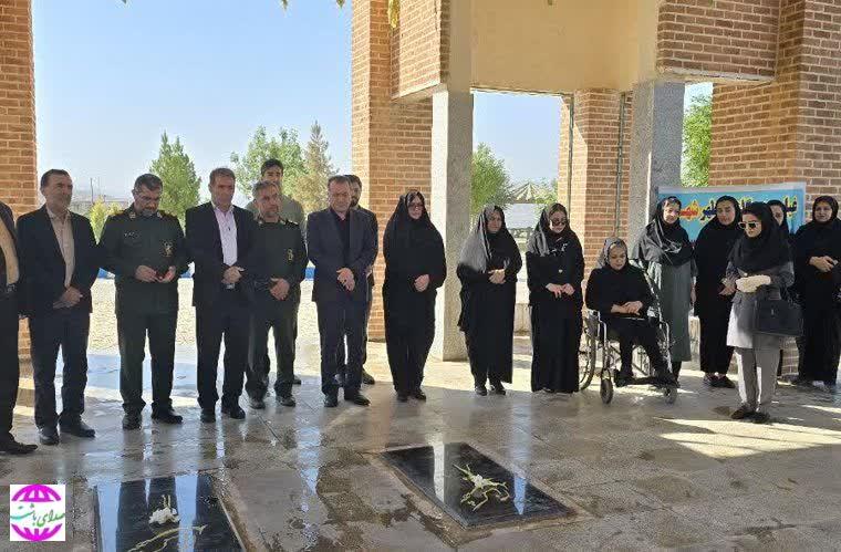 غبار روبی و عطر افشانی گلزار شهدا گمنام باشت به مناسبت گرامیداشت هفته بهزیستی
