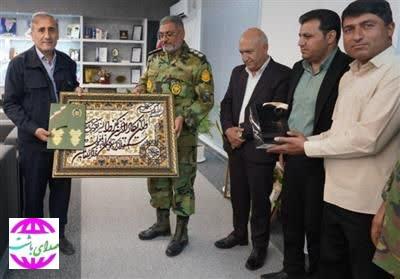 تجلیل فرمانده تیپ ۳۷ زرهی شیراز از مدیر عامل و جمعی از مدیران شرکت نفت و گاز گچساران