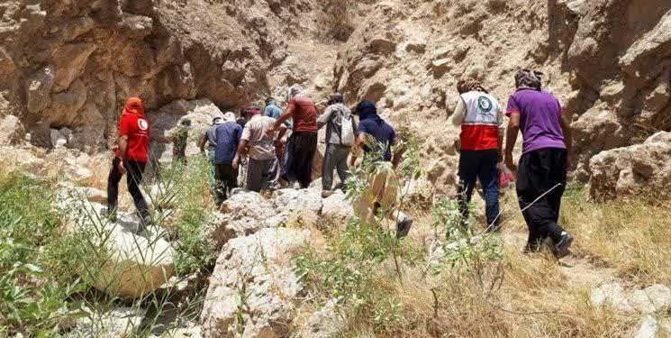 ۶ ساعت عملیات نفسگیر برای انتقال جسد فرد سقوط کرده در ارتفاعات پادوک