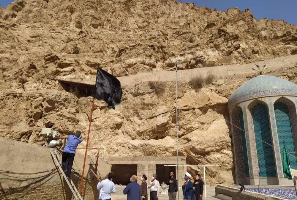 در آستانه ماه محرم حرم مطهر بی‌بی حکیمه خاتون(س) در گچساران سیاه‌پوش شد.