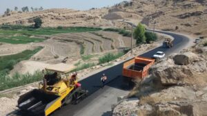 آغاز عملیات اجرایی پروژه درزگیری و روکش آسفالت محور باشت چرام دهدشت /تصاویر