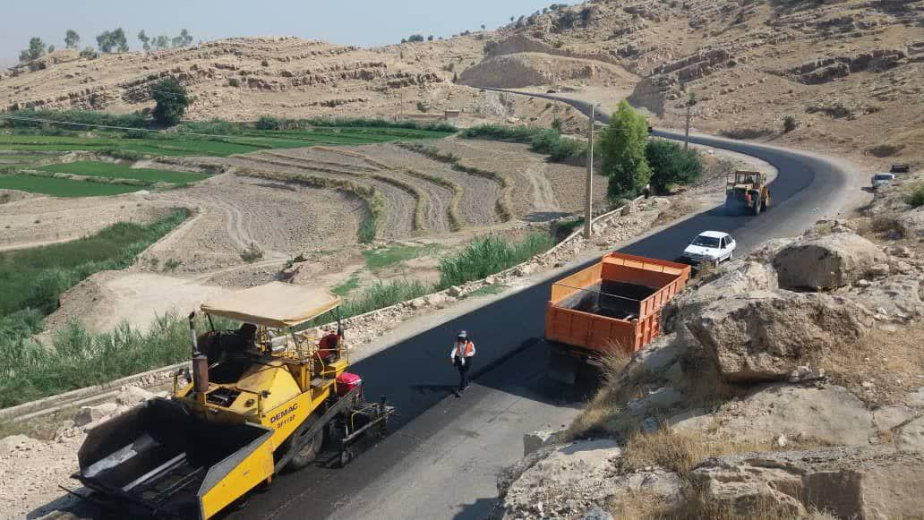 آغاز عملیات اجرایی پروژه درزگیری و روکش آسفالت محور باشت چرام دهدشت /تصاویر