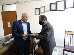 بخشدار مرکزی شهرستان باشت از اولین آموزگار دوران تحصیل خود تجلیل کرد.
