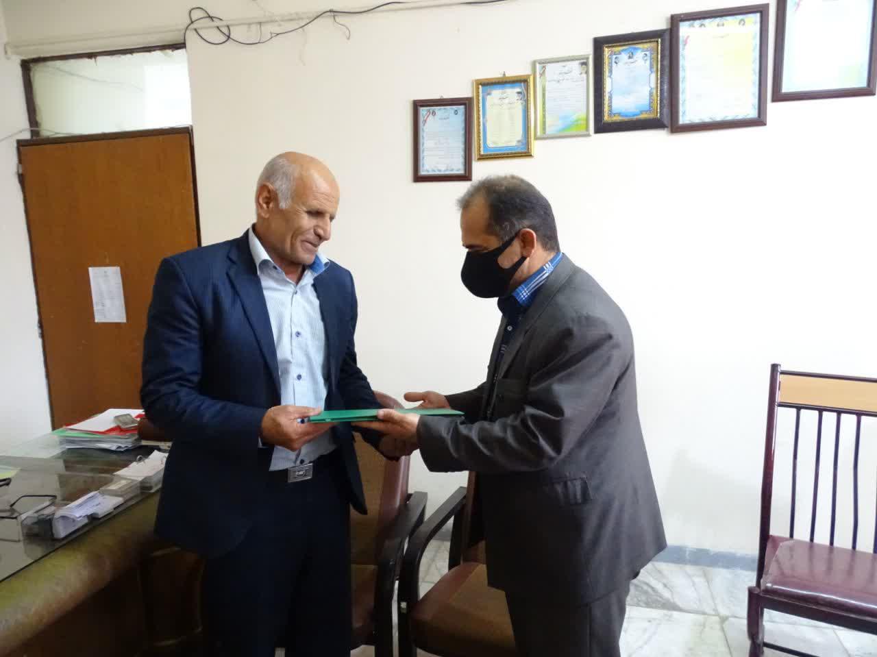 بخشدار مرکزی شهرستان باشت از اولین آموزگار دوران تحصیل خود تجلیل کرد.
