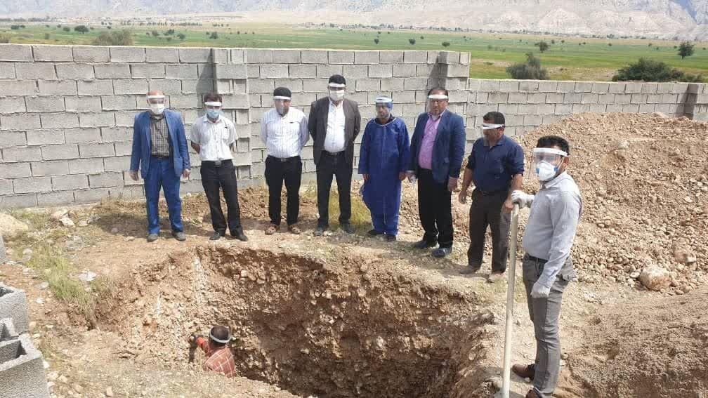 آماده سازی قبرهای عمیق توسط شهرداری لیکک برای فوت شدگان کرونایی+عکس