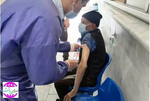 پیرمرد ۱۱۵ ساله گچسارانی در مقابل کرونا واکسینه شد+عکس