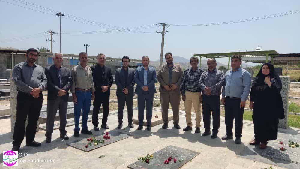 شهردار جدید بوستان در اولین روز کاری با شهدای این شهر تجدید میثاق کرد.