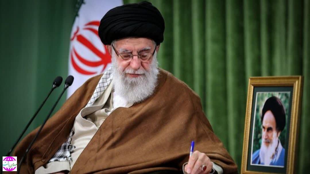 رهبر انقلاب:  حفظ عزت و آبروی ملت، تکلیف قلم‌زنان است