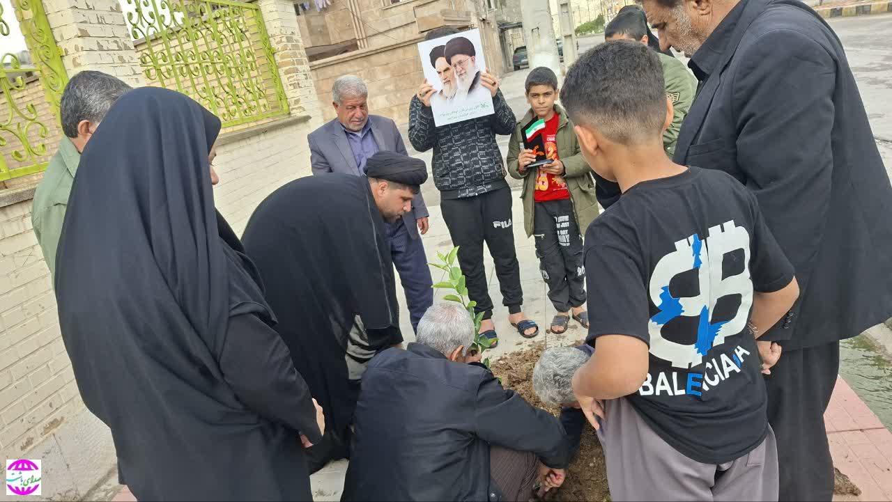 کاشت نهال به نام رهبر شهید در مرکز فرهنگی هنری باشت؛ ادامه مسیر رهبری در روز درخت کاری