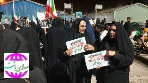 توزیع عکس به نیت سلامتی آیت الله سید مجتبی حسینی خامنه‌ای سومین رهبر انقلاب اسلامی ایران در گچساران