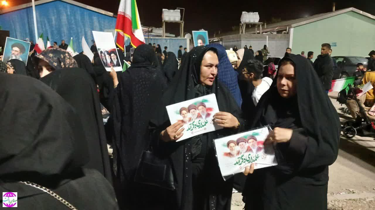 توزیع عکس به نیت سلامتی آیت الله سید مجتبی حسینی خامنه‌ای سومین رهبر انقلاب اسلامی ایران در گچساران
