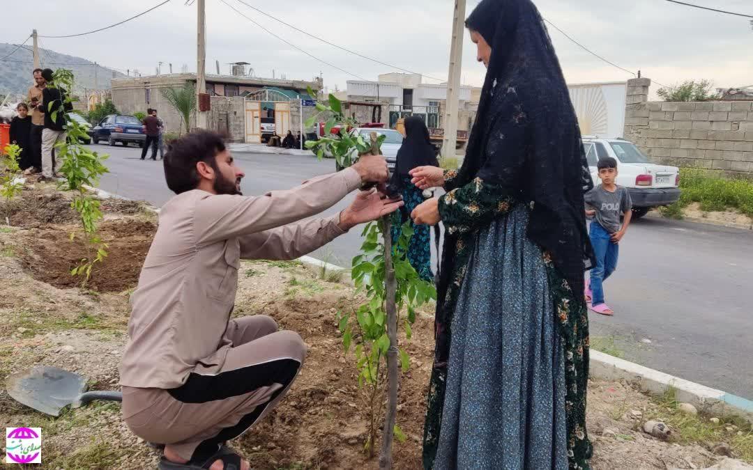 به‌یاد رهبرشهید و پیروزی رزمندگان اسلام؛  کاشت ۴۷ اصله نهال توسط ۴۷ خانواده چرامی