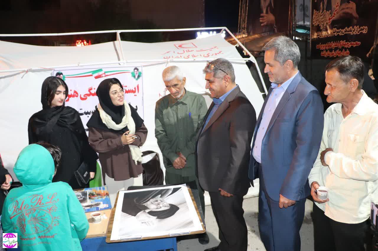 نقاشی تمثال رهبر شهید در شب‌های اقتدار باشت توسط هنرمندان تجسمی
