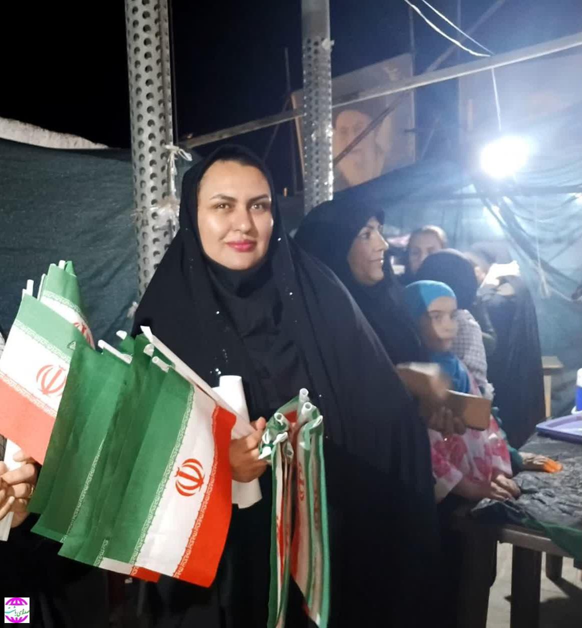 اقدام انسانی  بانوی باشتی میان تجمعات مردمی؛ توزیع  پرچم و پذیرایی با روحیه‌ای خیرخواهانه