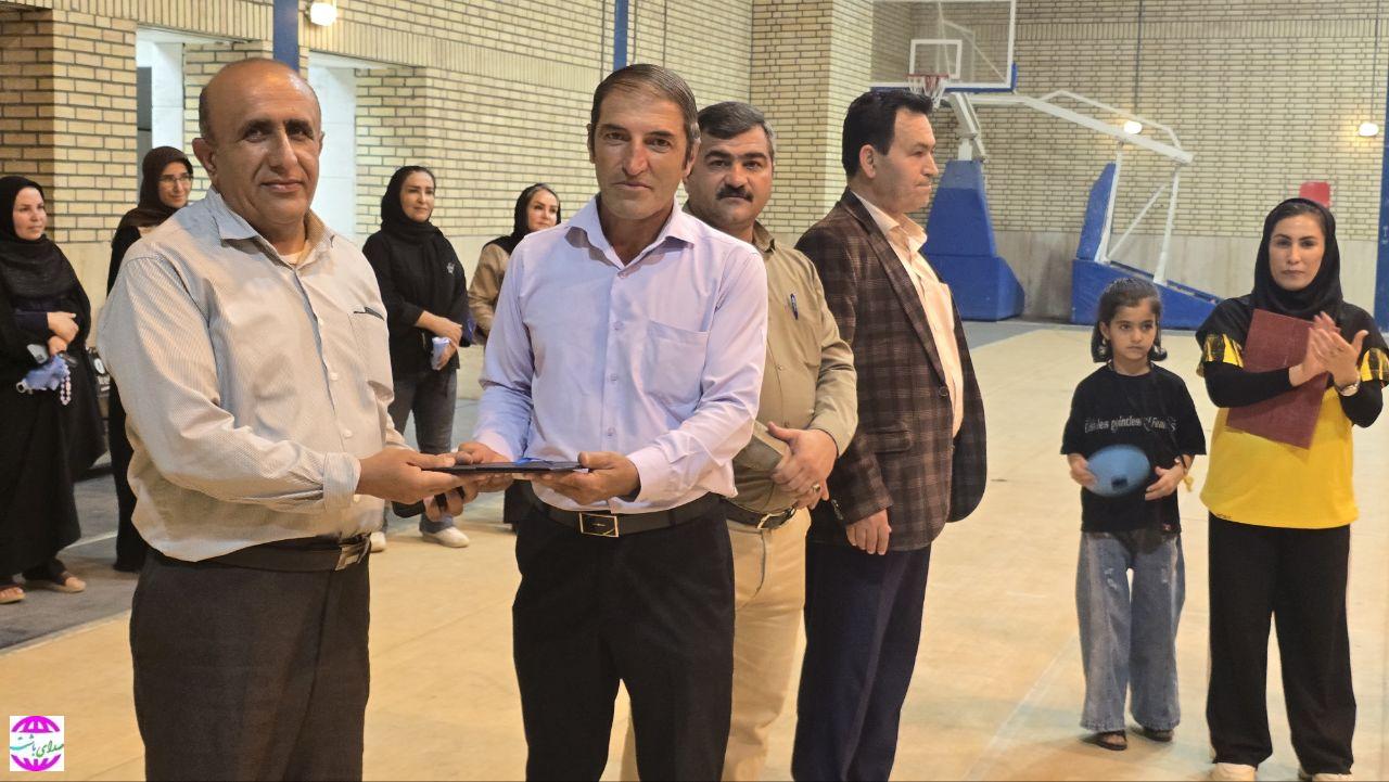 رئیس هیئت فوتبال شهرستان باشت به مناسبت روز خبرنگار، از خبرنگاران حوزه ورزش تجلیل کرد