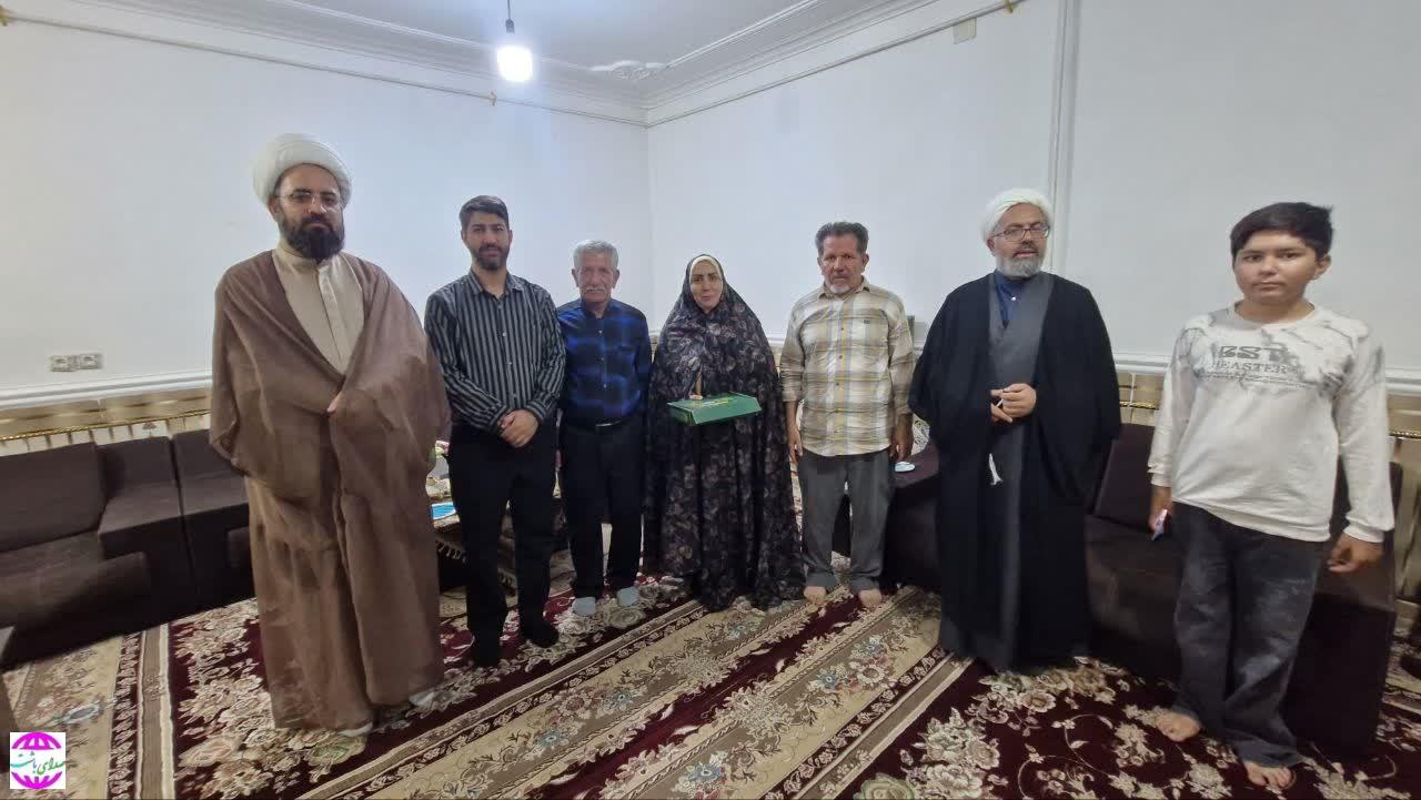 ‌دیدار حجت‌الاسلام گنجه‌ای با عکاس افتخاری تجمعات شبانه باشت و تقدیر از تلاش‌های ایشان