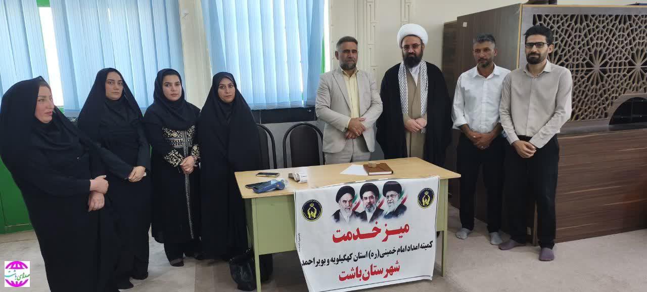 حضور در کنار مردم با برپایی میز خدمت کمیته امداد باشت در محل نماز جمعه؛ گامی در راستای خدمت‌رسانی در هفته دفاع مقدس