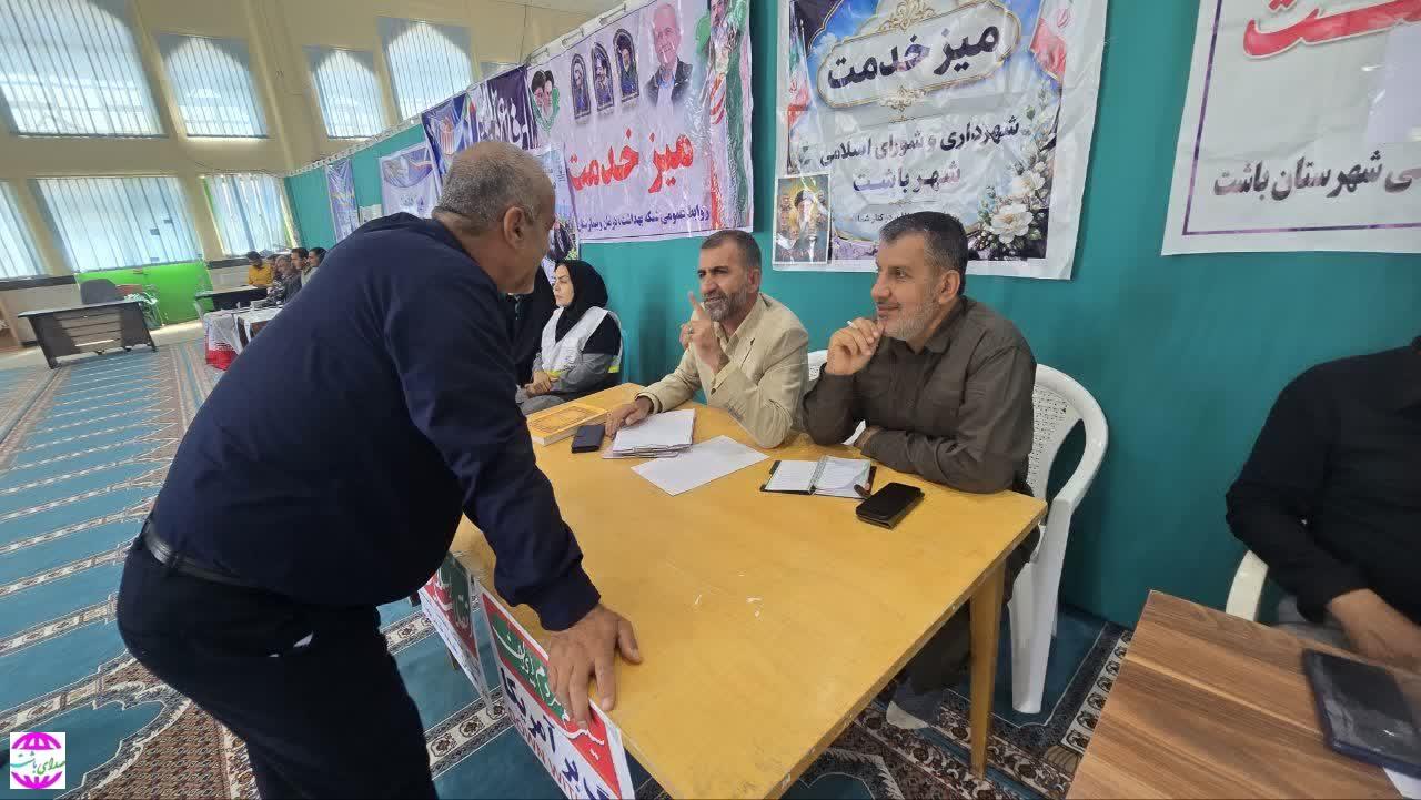 پاسخگویی بی‌واسطه شهرداری باشت به مطالبات شهروندان در میز خدمت هفته دفاع مقدس