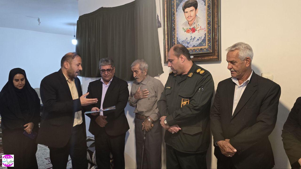 دیدار مسئولان شهرستان باشت با خانواده شهید احمد عوض‌زاده به مناسبت هفته دفاع مقدس