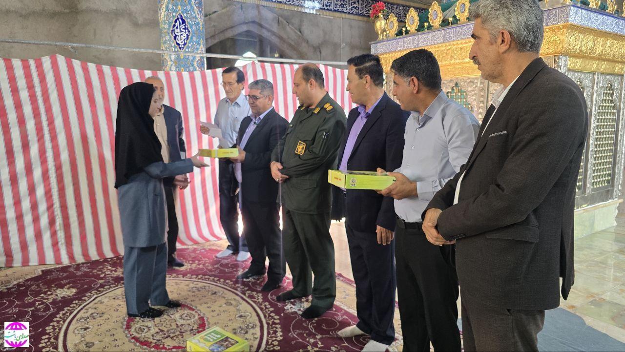 توزیع بسته‌های نوشت‌افزار میان دانش‌آموزان روستای سراب‌بیز باشت