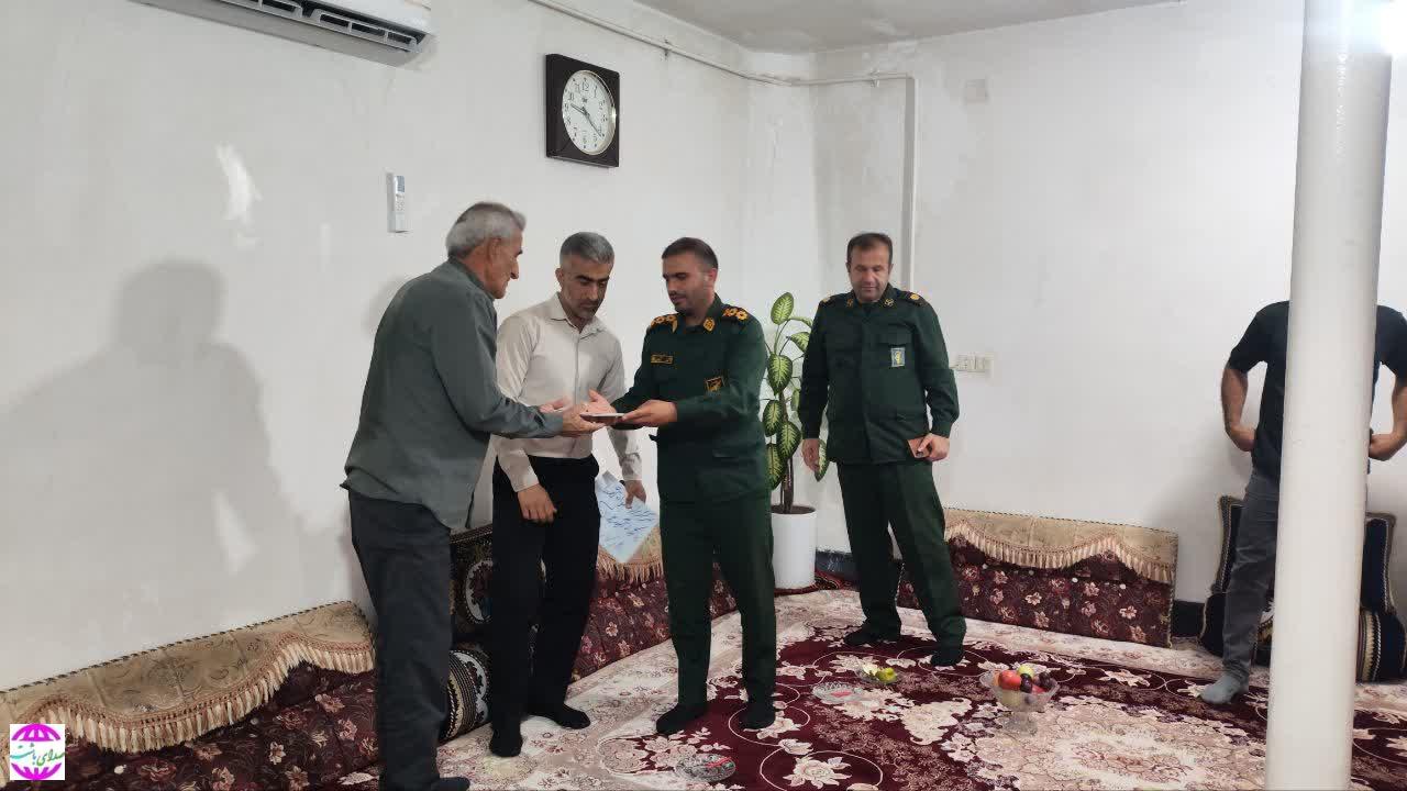 دیدار فرمانده حوزه بسیج محمد رسول‌الله(ص) با خانواده‌های شهدای روستای آبدهگاه باشت در هفته دفاع مقدس
